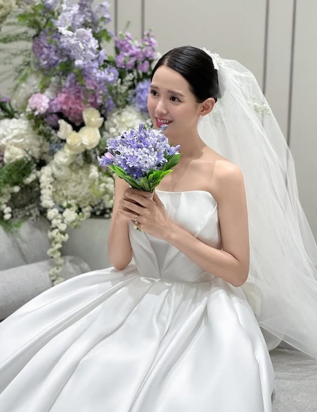 민효린은 끝내 안왔다…남보라, 결혼식서 눈물