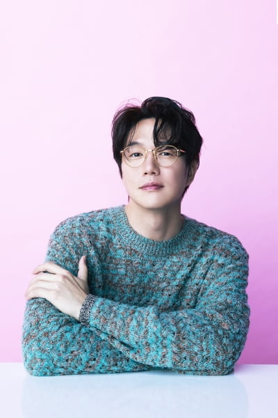 [공식] '얼굴 시술만 520만원' 성시경, 핑크빛에 도전…로제 12도·전용잔 출시