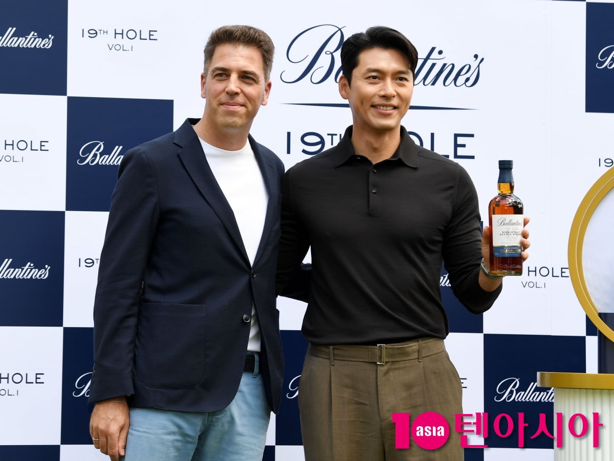 현빈, 미겔 파스칼 페르노리카 미케팅 총괄 전무와 함께 골프장에서[TEN포토]