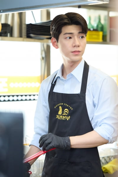 배현성, 치킨집 알바생 됐다…앞치마 두르고 치킨 튀기는 중 ('신사장')