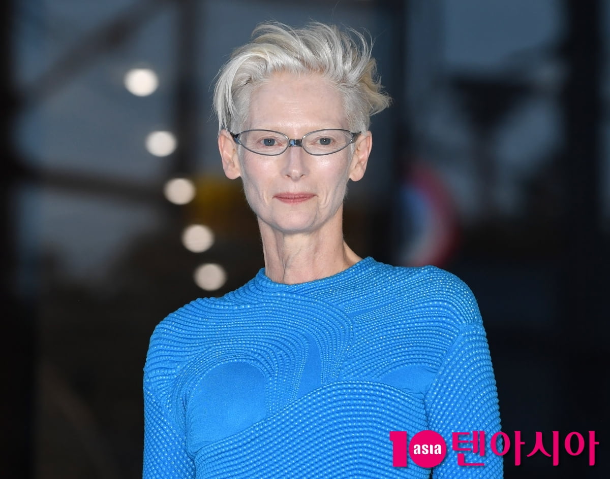 틸다 스윈튼, 매력 넘치는 블루드레스[TEN포토+]