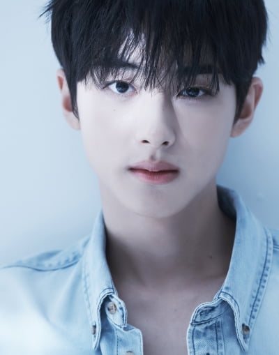 차은우 쏙 빼닮은 외모로 1위까지 했는데…'박해준 아들' 김민규 "연애 경험 無, 모태 솔로" ('첫 사랑') [인터뷰 ①]