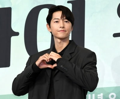 '케이티♥' 송중기, 팔불출 남편 인증 "새벽 꽃시장 다녀…생일도 가족과"