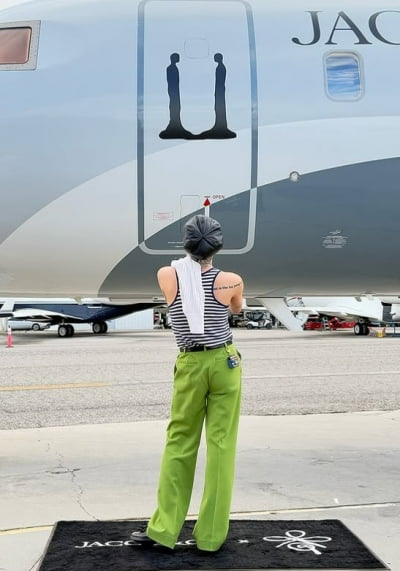 지드래곤, 전세기에 스티커 떡하니…"내꼬얌" 인증 제대로