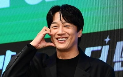 차태현, 조인성과 소속사 설립하더니…데뷔 30년 만에 외모 고민 "내 턱이 주걱턱인가" ('핸썸가이즈')