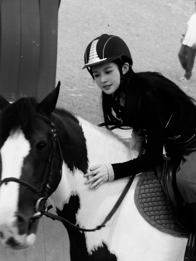 고윤정, '10살 연상' 김선호와 ♥핑크빛 앞두고 또 반하겠네…승마복 소화하는 우아미