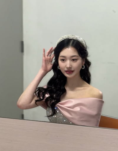 Actress Jang Da-ah Shines with Star Aura, Following in Sister Jang Won-young's Footsteps