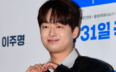 이찬원, 팬사랑도 남다르네…"美 타임스퀘어 전광판에 걸린 적 있어, 팬분들이 해주신 것" ('톡파원')