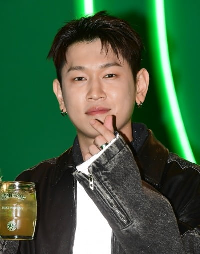 '조이♥' 크러쉬, 공개연애 5년 차라더니…"내 모든 감각을 깨워주는 울림이 기준" ('우리들의')