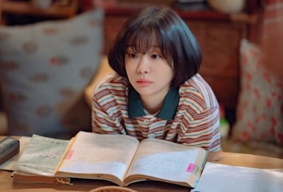 김다미, 최우식과 ♥핑크빛 4년 만에 깜짝 소식 전했다…80년대 청춘 아이콘 활약 ('백번의')
