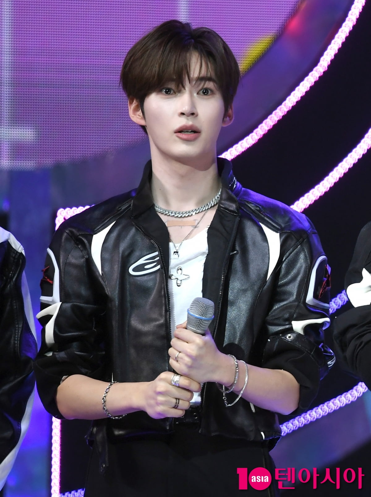 제로베이스원 성한빈, 더쇼 1위 발표에 얼떨떨[TEN포토]