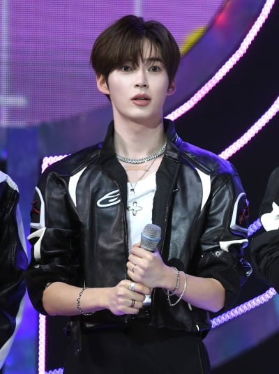 제로베이스원 성한빈, 더쇼 1위 발표에 얼떨떨[TEN포토]