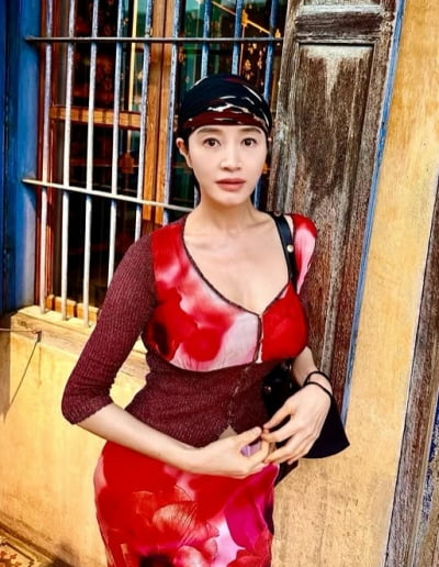 '54세' 김혜수, 건강 살뜰히 챙긴다…명품 슬리퍼 벗어던질 정도