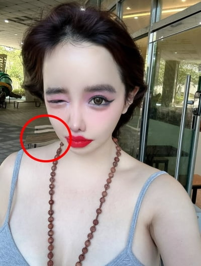박봄, 푹 빠진 목걸이도 보정으로 늘렸다…멀쩡한 벤치까지 '꿀렁'