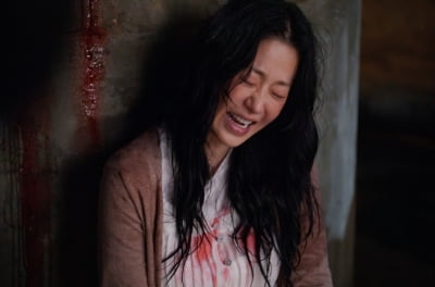 고현정, 온몸에 피칠갑…새하얀 원피스에 선명한 핏자국 ('사마귀')