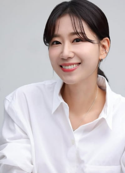 Former JTBC Announcer Song Min-kyo Embarks on New Journey in New York