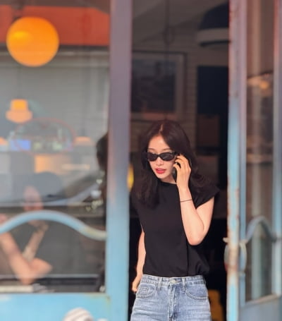 '학폭 의혹' 끝낸 김히어라, 민소매+데님+선글라스 매치로 시크미 폭발