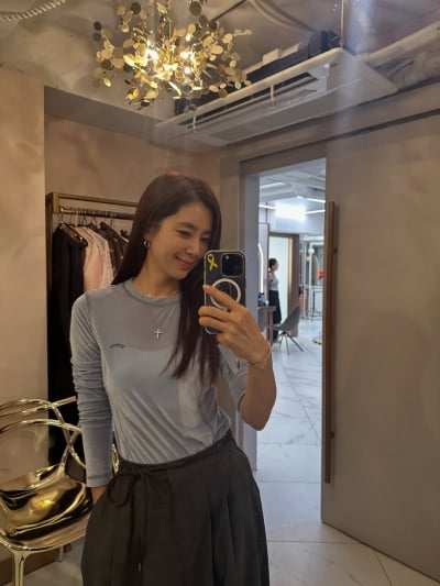 '차범근 며느리' 한채아, 거울셀카로 동안미 폭발…하늘빛 톱+와이드 팬츠 '일상도 화보'