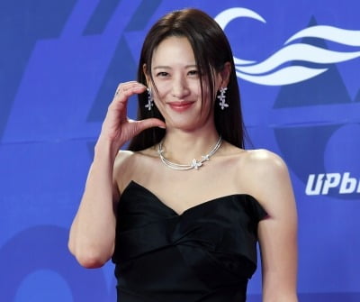 '40세 돌싱' 수현, 이혼 1년 만에 깜짝 소식 알렸다…이병헌 이어 BIFF 폐막식 단독 MC 낙점