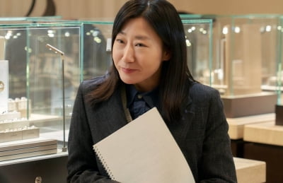 인종 차별 논란에 고개 숙였는데…라미란 "한마디로 단정 짓기 어려운 인물" ('달까지')