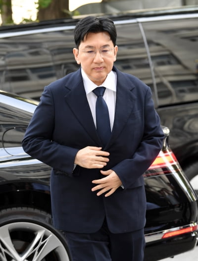 '1900억 부당 이득 혐의' 방시혁 2차 경찰조사, 12시간 만에 귀가 '묵묵부답'