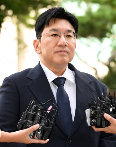 [속보] 살 빠진 방시혁, "심려 끼쳐 송구"…1900억 부당이득 의혹 경찰 조사