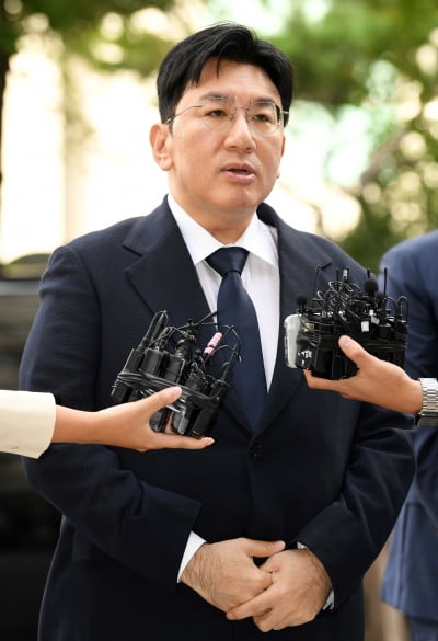 '1900억 부당이득 의혹' 방시혁, 14시간 경찰 조사…2인 경호 받으며 묵묵부답 귀가