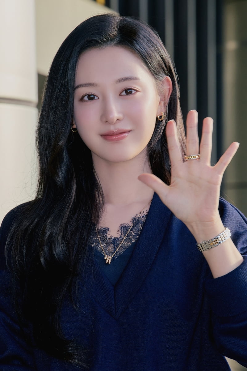 김지원, 걸친 것만 수억대…럭셔리한데 귀엽기까지 한 건 반칙적 미모