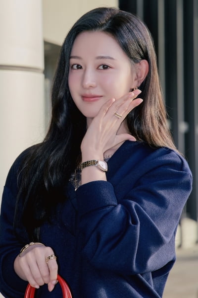 김지원, 걸친 것만 수억대…럭셔리한데 귀엽기까지 한 건 반칙적 미모