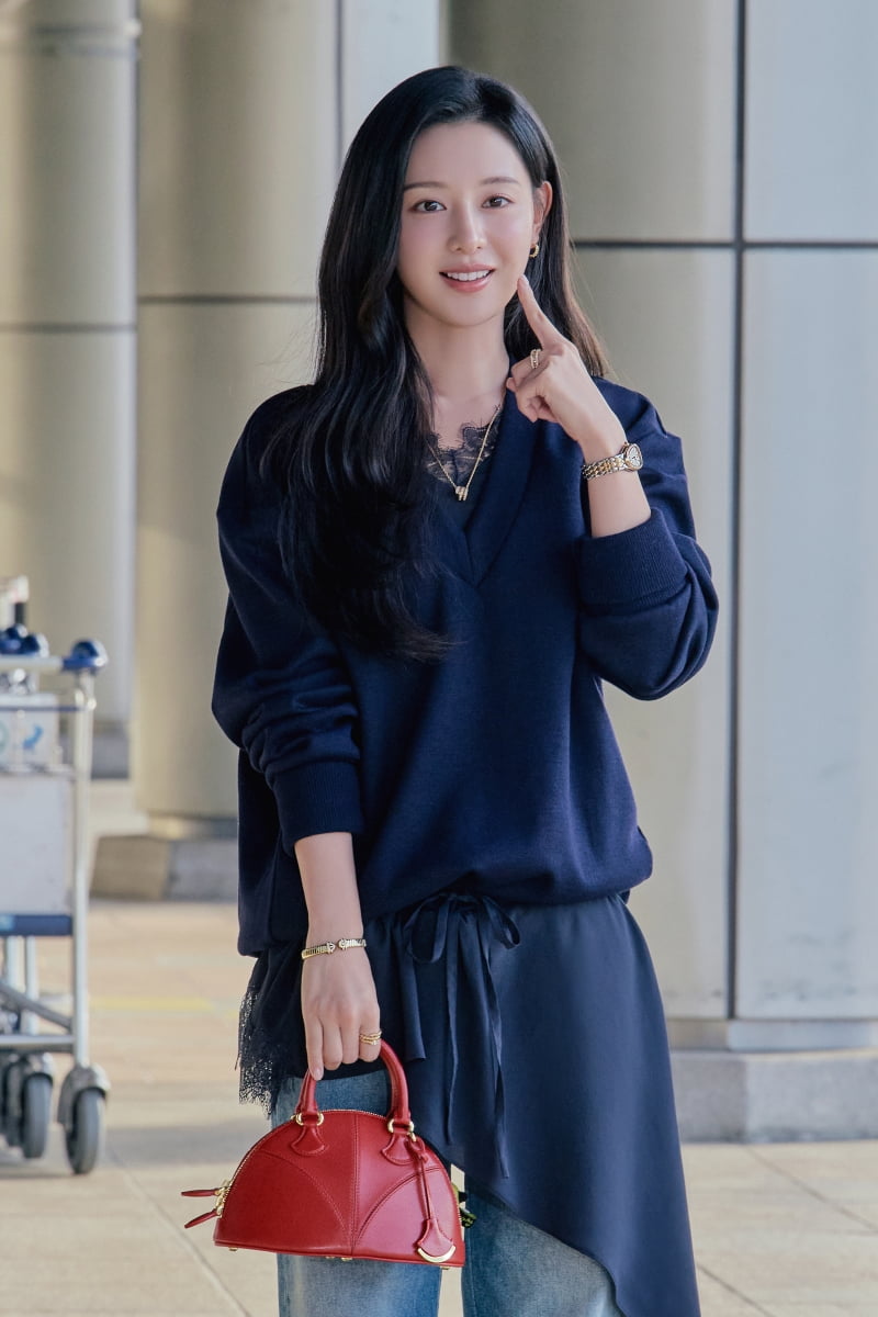 김지원, 걸친 것만 수억대…럭셔리한데 귀엽기까지 한 건 반칙적 미모