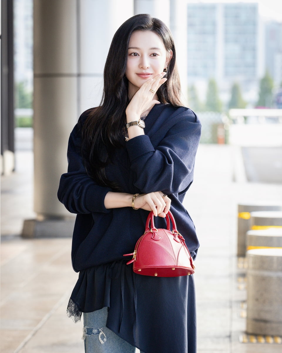 김지원, 걸친 것만 수억대…럭셔리한데 귀엽기까지 한 건 반칙적 미모