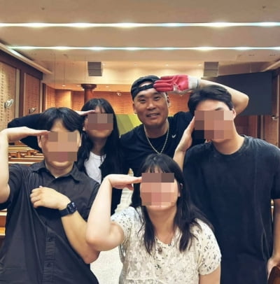 '성추행 논란' 손진영, 8년째 공백기라더니…교회서 '장비 철거' 근황