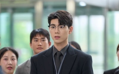 5.9% 첫방 시청률 터졌는데…배현성, 신입 판사서 낙하산 직원으로 전락 ('신사장')