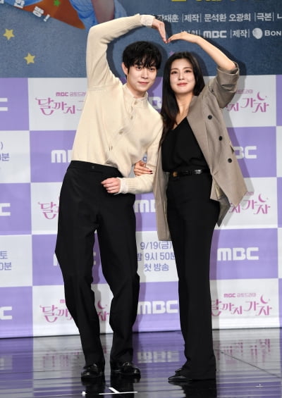 이선빈, 매너다리 하는 김영대...서레이는 키 차이[TEN포토+]