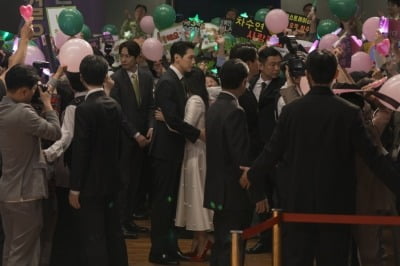 대통령 당선 부부, 눈물의 ♥포옹 현장…"뇌리에 엄청난 인상 남겨, 반전 암시하는 장면" ('퍼스트')
