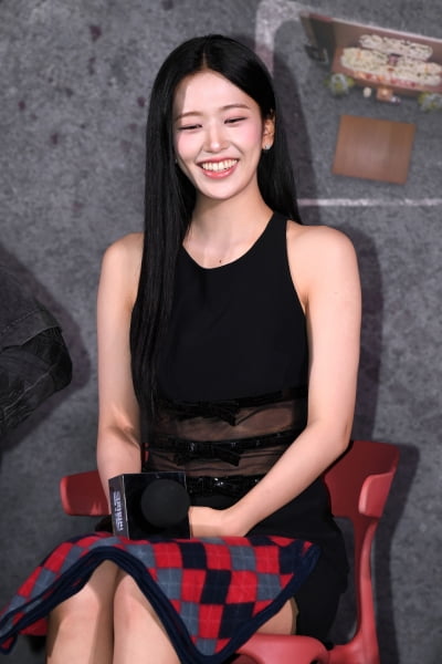 안유진, 대기 할 때 행동은?... 이쁨 한 가득[TEN포토+]
