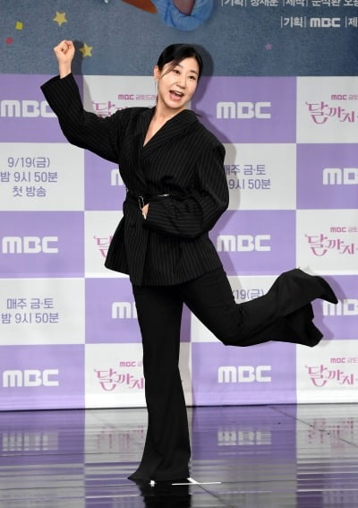 '50세' 라미란, 워맨스에 싫증 느꼈나…"남배우와 촬영 원해, 여자들끼린 많이 찍어" ('달까지')