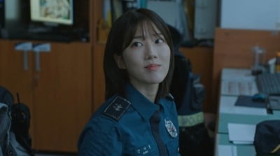 김고은 이어 한석규 주연작 캐스팅된 '고민시 소속사' 신예 여배우, 순경 캐릭터로 눈도장 ('신사장')