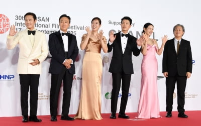 'BIFF' 박찬욱 감독-이병헌-손예진-박희순-이성민-염혜란, 레드카펫 마지막 인사[TEN포토]