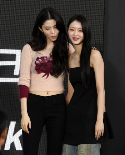'BIFF' 한소희, 귀여운 동생 유아 엉덩이 팡팡[TEN포토]