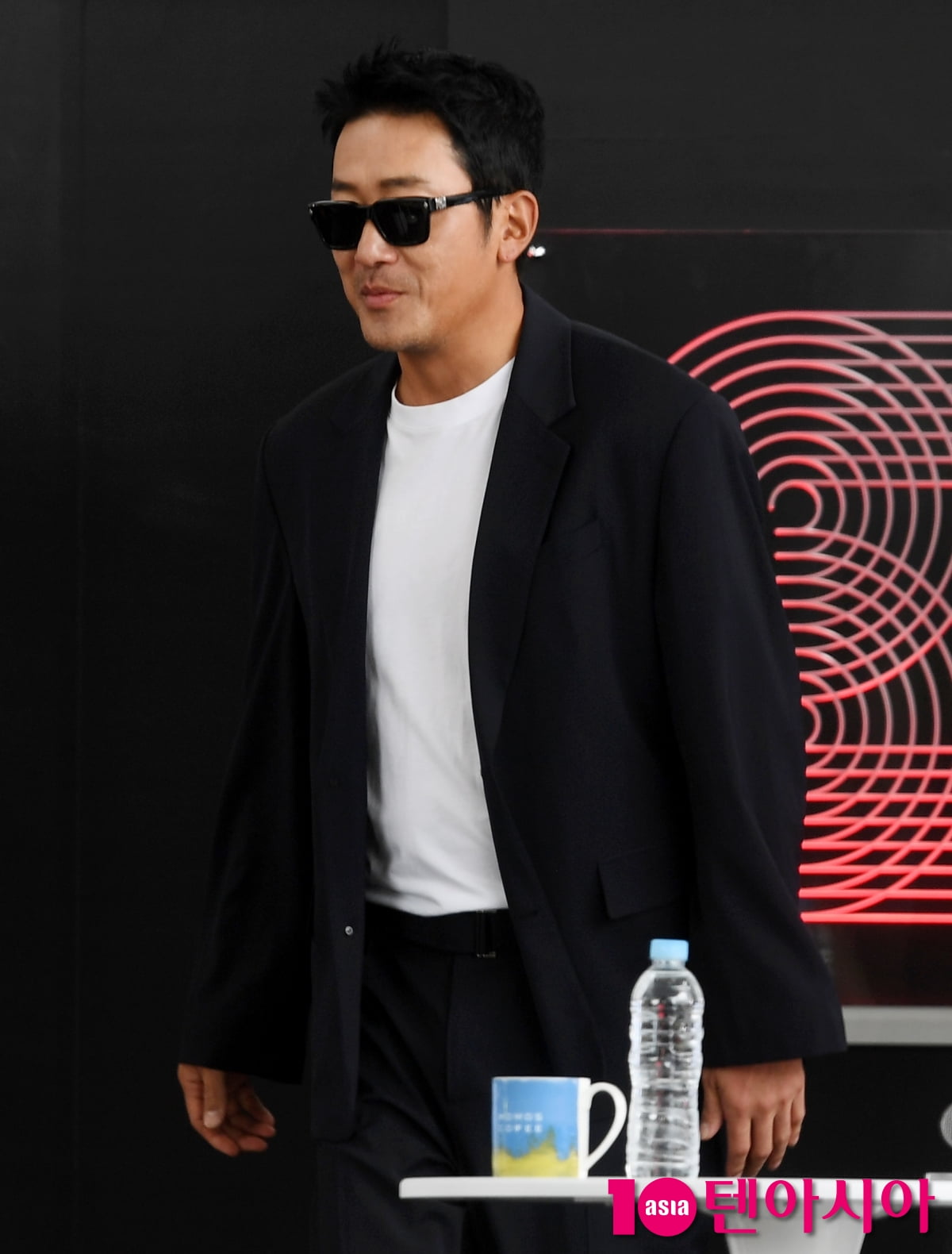 'BIFF' 하정우 감독, 지각 미안한 멘트없이 머쓱한 표정[TEN포토]