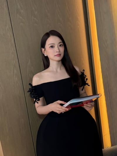 '♥송중기와 로맨스' 천우희, 38세 나이 믿기지 않아…모공 제로 도자기 피부+쇄골 드러낸 드레스 자태