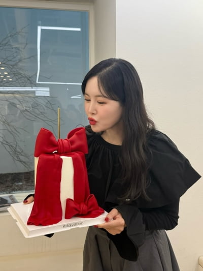 '94억 자가' 장영란, 생일 맞아 공개한 화려한 케이크…행복 가득한 일상에 미소절로 나와