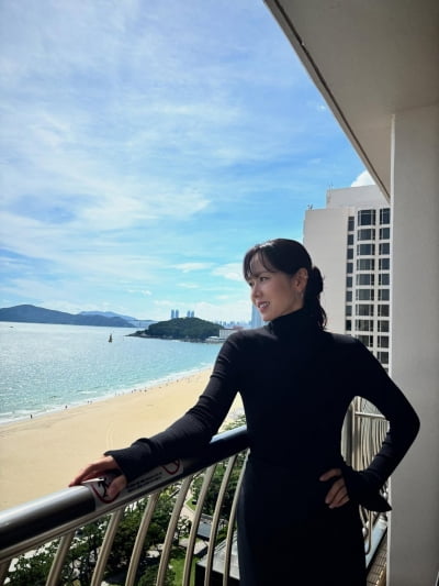 '아들맘' 손예진, 43세에 라인 돋보이는 드레스 자태 '감탄만'…해운대 바다에 뜬 여신