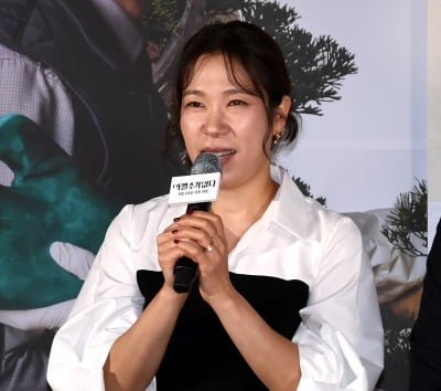 염혜란, 항상 긴장하는 자세로 연기...분위기는 절대 그렇지 않았다[TEN포토]