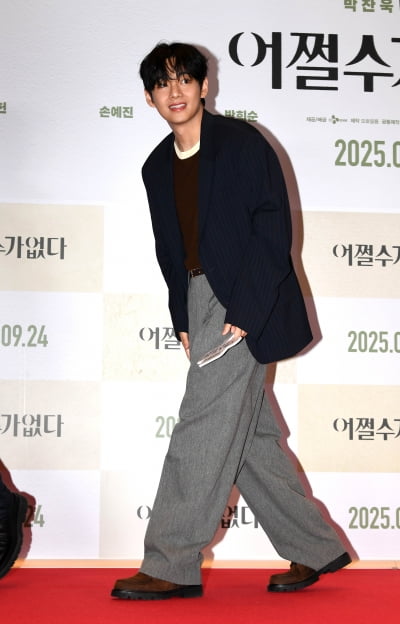 방탄소년단 뷔, 장난꾸러기 꽃미소...잘생긴 소년미[TEN포토+]