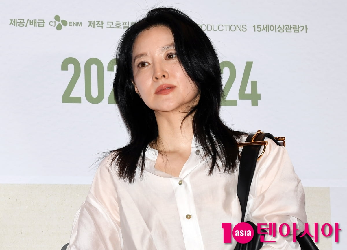 이영애, 깔끔한 블랙&화이트...박찬욱 감독님 영화 보러 왔어요[TEN포토+]