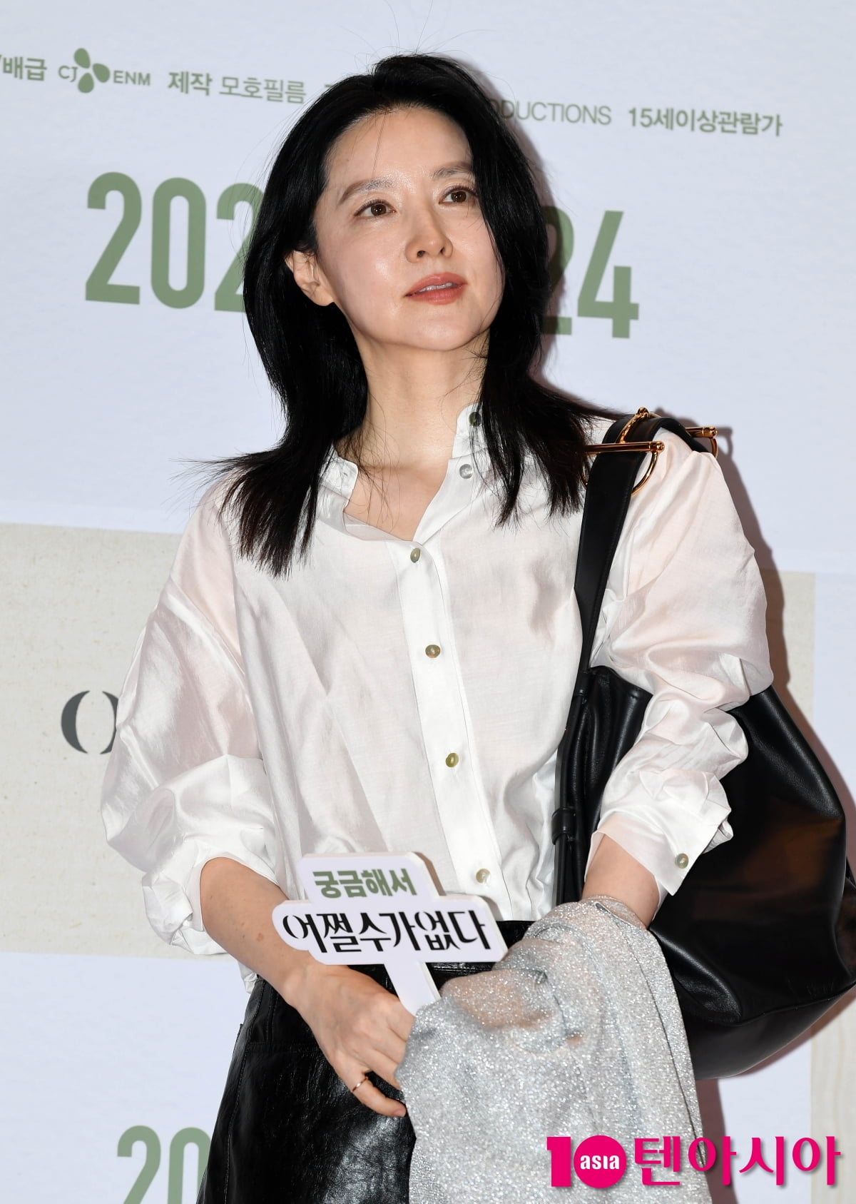 이영애, 깔끔한 블랙&화이트...박찬욱 감독님 영화 보러 왔어요[TEN포토+]