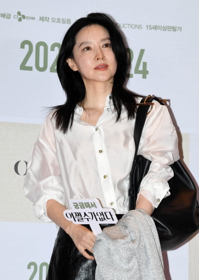 이영애, 깔끔한 블랙&화이트...박찬욱 감독님 영화 보러 왔어요[TEN포토+]