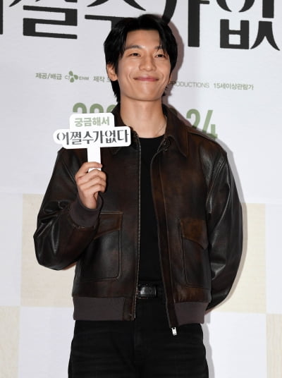 Wi Ha-jun Attends Celebrity Screening of 'No Other Choice' in Seoul